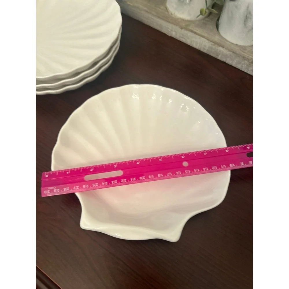 Daffodil white, scallop shell-shaped ceramic dishes‎ set of 4